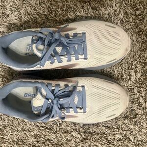 Brooks Cream Running Shoes with Blue Accents